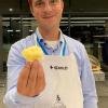 Menno Amstutz zeigt eine perfekt gehobelte Blume des Tête de Moine-Käses. Der Gewinner des diesjährigen Swiss Cheese Awards ist Inhaber einer von neun Schweizer Käsereien, die eine Lizenz haben, Tête de Moine zu produzieren.