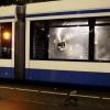 Erneut haben junge Männer in der niederländischen Hauptstadt randaliert. Eine Straßenbahn ging in Flammen auf.