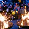 130 Kinder der katholischen Kindertagesstätte St. Ulrich und Afra zogen an St. Martin mit ihren Laternen von den Rote Torwallanlagen zur Ulrichskirche. Auf dem Vorplatz der Kita brannte das Martinsfeuer, das symbolhaft Licht in Dunkle bringen soll.  -   - 