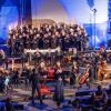 Die Big Band Steinbach und ein 60-köpfiger Chor präsentieren in der Kirche Maria Hilf ein festliches Adventskonzert voller musikalischer Höhepunkte und besinnlicher Melodien.