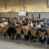 Mehr als 900 Zuhörer der Wertinger Schulen kamen in der Stadthalle zusammen, um Christian Weigand zu hören. 