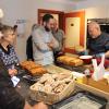 Während der Apfelstrudel in den Ofen wandert, sind Vinschgauer, zwei Sorten Apfelbrot und die in den Töpfen gebackenen Dinkel-Knusperle mit Saaten bereits fertig.