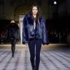 Mitternachtsblau erobert die Laufstege: Bei der 032c Ready-To-Wear Show glänzt eine Fake-Fur-Jacke in dem Ton (ca. 1.200 Euro).