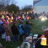 Mehrere hundert Kinder mit Eltern und Verwandten feierten auf dem Schulsportplatz  das Fest vom heiligen Martin. 