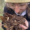 Mit allen Sinnen die Natur wahrzunehmen, dazu lädt Melanie Gerstmayer die Menschen beim Waldbaden ein.