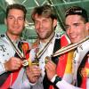 Jens Fiedler, Michael Hübner und Yves Lausberg (von rechts) zeigen 1996 bei der Rad-Weltmeisterschaft in Manchester ihre Silbermedaillen für den Sprint.