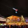 Auf dem Drahtseil: In Saarbrücken kommt während des Christkindlmarkts zweimal täglich der Weihnachtsmann im Schlitten angeflogen.