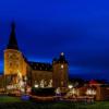 Buden am Burggraben: Der Weihnachtsmarkt am Wasserschloss Merode hat ein ganz besonderes Flair.