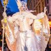 Engel und Fantasiewesen auf Stelzen wie den Künstler Flaming Rose kann man auf dem Weihnachtsmarkt in der Berliner Sophienstraße bewundern.