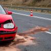 Aus einem beim Unfall beschädigten Auto lief Kraftstoff aus, der mit Sand bestreut wurde.