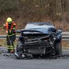 Feuerwehrleute räumten nach den drei Unfällen die Trümmer weg.