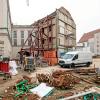 An der Staatstheaterbaustelle wurde an einem Gebäudetorso an der Kasernstraße ein Stützgerüst angebracht. Auch die Erdarbeiten auf dem Areal für den Erweiterungsneubau laufen. 