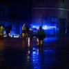 Rettungskräfte stehen an einer mit Schlamm überzogenen Straße. Auf der italienischen Mittelmeerinsel Sardinien gibt es nach einem Unwetter erneut Wassermassen auf den Straßen.