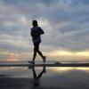 Ein Strand in Griechenland. Kann man im Januar sogar barfuß auf dem Sand joggen? Das Wetter ist dafür ausschlaggebend – hier erfahren Sie, wie es wird.