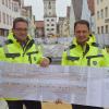 Freude über den Baufortschritt: Oberbürgermeister Frank Kunz (rechts) und Stadtbaumeister Günter Urban mit dem Plan für den Umbau der Königstraße. 