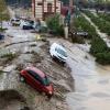 Autos in der Region Malaga stehen an Hängen nach dem Durchzug eines (Un-)Wetterphänomenes, das als "kalter Tropfen" bekannt ist.