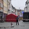 Einsatzkräfte stehen in der Innenstadt von Esslingen. In Esslingen läuft ein größerer Polizeieinsatz. Nach ersten Angaben der Beamten gibt es zwei Tote und einen Verletzten. Eine Person wurde von einem Balkon gerettet. 