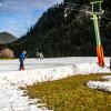 Ein immer häufigeres Bild: Im Winter fehlt Skigebieten der Schnee. Auch Wintersport ist vom Klimawandel betroffen.