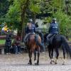 Berittene Polizeistreifen gibt es nun auch im Alten Botanischen Garten.