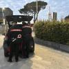 Zwei Beamte der italienischen Carabinieri an ihrem Auto.