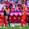 Fußball kicken mit den Kindern ist für Joshua Kimmich ein großer Spaß.