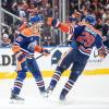 Leon Draisaitl feiert mit Edmontons Siegtorschütze Darnell Nurse.