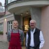 Dietmar Blechschmidt (rechts) ist neuer Pächter im Hotel Landgasthof Fischer in Altenstadt, wo Max Fritz (links) als Koch die Gäste kulinarisch verwöhnen will.