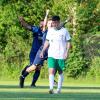 Ein Bild mit Symbolcharakter: Während der SV Villenbach in der Vorrunde oft Grund zum Jubeln hatte, schlichen die Spieler des SV Aislingen – wie hier Niklas Emminger (vorne) – öfters mal mit hängenden Köpfen vom Platz. Im Hintergrund bejubeln die Villenbacher Kai Rainer (links) und Philipp Baumann einen Treffer beim 3:0-Heimsieg im direkten Duell gegen Aislingen.