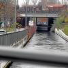 Ein Blick von der Bgm.-Ackermann-Straße in Richtung Plärrer: rechts der Holzbach, links die Holzbachstraße, an der die RAN-Tankstelle liegt. 