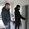 Landrat Alex Eder (links) und Bürgermeister Christian Kähler  machten sich selbst ein Bild von den neuen Wohncontainern  für Geflüchtete in Türkheim. 