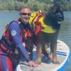 Chewy lernt das Fahren auf einem Stand-Up-Paddle-Board. 