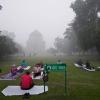 Menschen machen trotz extremer Luftverschmutzung Yoga in einem Park in Neu-Delhi.