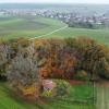 Der Hochbehälter der Gemeinde Hollenbach ist 60 Jahre alt. Noch funktioniert er bestens. Ein Neubau würde mehrere Millionen Euro kosten. Im Hintergrund ist der Hauptort Hollenbach zu sehen.