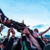 Festivalbesucher feiern zum Abschluss des Wacken Open Air 2024 vor den Bühnen.