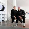 Samuel und Noah Hegge (von links) in ihrem neuen Pop-up-Geschäft am Schmiedberg. Auf dem Foto fehlt ihr Bruder Jonas Hegge, der derzeit in Japan lebt und arbeitet, aber von dort aus an dem Konzept mitgewirkt hat. 