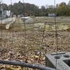 Vor knapp einem Jahr hat es auf diesem inzwischen geräumten Gewerbegrundstück an der Schondorfer Bergstraße gebrannt. Das wirkt sich jetzt auch auf den geplanten Bau einer neuen Kindertagesstätte auf der anderen Seite der Straße aus.