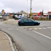  Der Minikreisel vor dem neuen Bobinger Fachmarktzentrum östlich des Bahnhofes könnte zum Nadelöhr werden.