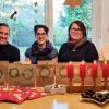 Kathrin Kölbl (Zweite von links) organisiert alljährlich einen geheimnissvollen Adventskalender mit 576 Päckchen und macht damit viele Freundinnen glücklich. Auf dem Foto von links: Anna Schmid mit Tochter Justina, Kölbl, Tanja Schwaier und Lisa Eichler.