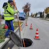 Der Fachmann für „Kanaldurchrauchung“ bringt an der Ingolstädter Straße seine Lanze in den Kanal ein.