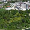 Die Parkanlage mit Teich, Bäumen und Wiesen südlich der Uniklinik müsste im Falle eines Neubaus wohl weichen. Auf unserem Archivbild ist noch die Baustelle für den Medizin-Campus in vollem Gange.