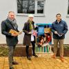 Dezernent Ralph Seiffert, OB Katrin Albsteiger und SWU-Geschäftsführer Klaus Eder haben den Bücherschrank in Finningen eröffnet. 