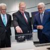 Bosch-Chef Hartung (M) erklärt Bundespräsident Steinmeier (r) und Ministerpräsident Kretschmann, wie der Konzern mithilfe von KI Fehler in der Produktion erkennt.