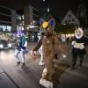 Beim sogenannten Suitwalk wollen die Furrys Farbe in den grauen Alltag der Menschen bringen. (Archivbild)