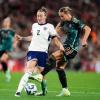 Lucy Bronze (l.) ist eine der Spielerinnen, die mit einer Ansage auffallen. (Archivbild)