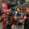 Der Stinkefinger ist ihr Markenzeichen: die drei Söhne von Ex-Motörhead-Gitarrist Phil Campbell, Todd, Tyla und Dane Campbell am Merch-Stand nach Konzert-Ende.  