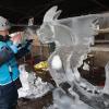 Weltcup im Eisskulpturenschnitzen: Ein Teilnehmer des Eisskulpturen Weltcup bearbeitet einen Eisblock mit einem Werkzeug.