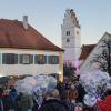 Kein Durchkommen mehr: Rund um die Kirche St. Michael drängten sich die Besucherinnen und Besucher des Elchinger Stadelzaubers.