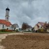 Freigemacht wurde durch den Abbruch der letzten zwei verbliebenen Gebäude das Baufeld für das geplante Gebäude in der Ortsmitte.