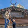 Weit mehr als 1000 Weihnachtskugeln bringen Harry Winderl und Maximilian Held an der Almhütte an. Die beiden sind jetzt schon in vorweihnachtlicher Stimmung.