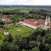 Das Kloster Holzen ist einer der Orte, die Touristen ins Augsburger Land lockt. Dort machte man sich nun Gedanken, wie noch mehr Menschen für die schönen Seiten des Landkreises begeistert werden können. 